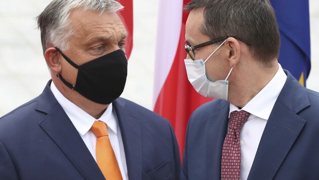 Polens Ministerpräsident Mateusz Morawiecki und sein ungarischer Amtskollegen Viktor Orban (li.) proben den Aufstand. (Bild: The Associated Press)