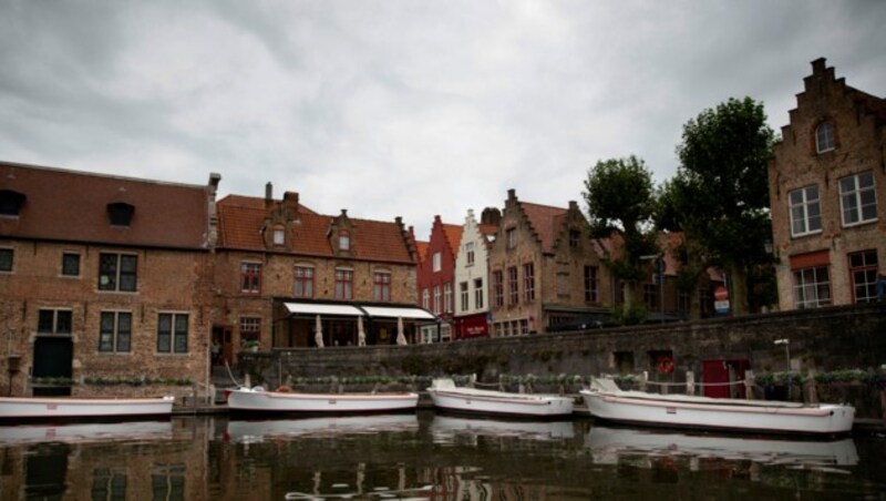 In der belgischen Stadt Brügge bleiben die Touristen derzeit großteils aus. (Bild: AP)