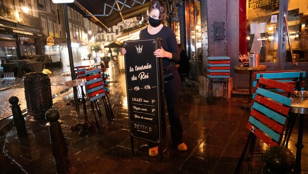 Ein Restaurant in der belgischen Hauptstadt Brüssel bereitet sich auf die vorzeitige Nachtruhe vor. (Bild: AFP)