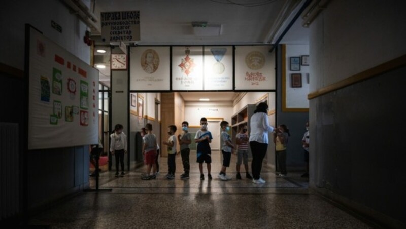 Eine Schule in der serbischen Hauptstadt Belgrad am 1. September, kurz nach Schulschluss. (Bild: AFP)