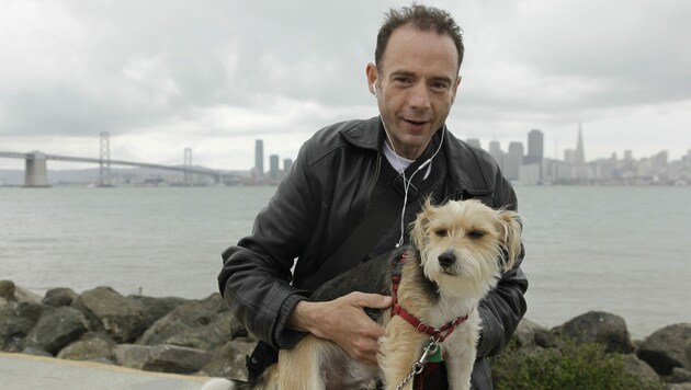 Timothy Ray Brown mit seinem Hund „Jack“ auf einem Archivbild aus dem Jahr 2011 (Bild: Associated Press)
