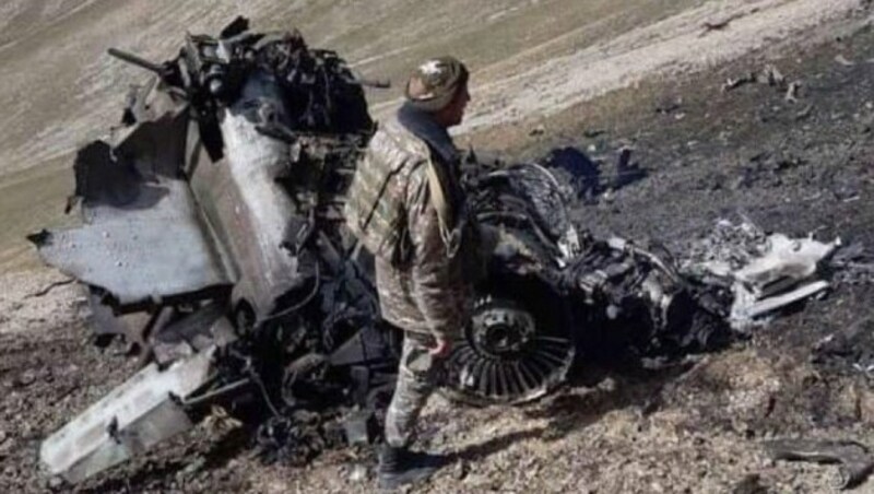 Armenien veröffentlichte Fotos des Flugzeugwracks und bekräftigte ihre Vorwürfe an die Türkei. (Bild: AFP)