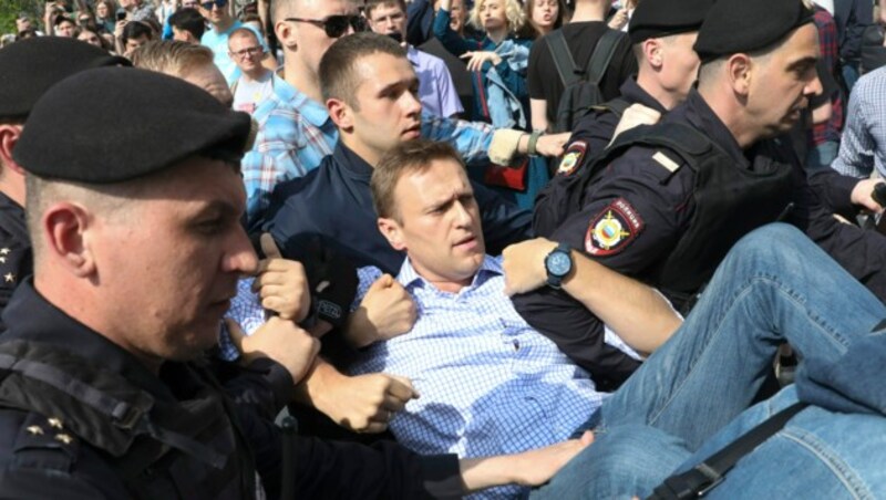 Nawalny ist der politischen Führungsriege in Russland schon länger ein Dorn im Auge. Hier wird er im Jahr 2019 nach einer Demo in Moskau von Sicherheitskräften davongetragen. (Bild: AP)