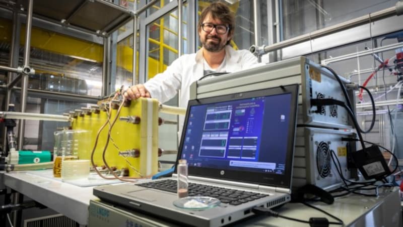 TU-Graz-Forscher Stefan Spirk hat einen Weg gefunden, flüssige Elektrolyte in Redox-Flow-Batterien durch Vanillin zu ersetzen. (Bild: Lunghammer/TU Graz)