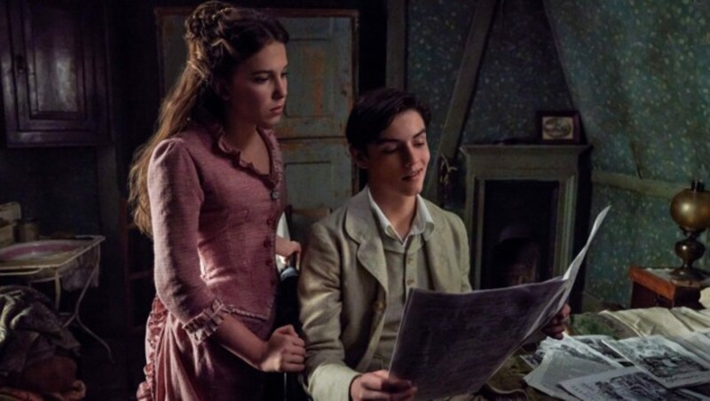 Enola Holmes (Millie Bobby Brown) mit Tewksbury (Louis Partrigde) (Bild: © 2020 LEGENDARY)