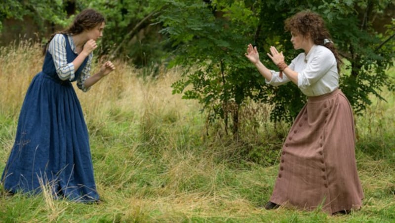 Enola (Millie Bobby Brown) beim Kampftraining mit ihrer Mama (Helena Bonham Carter) (Bild: ALEX BAILEY/LEGENDARY ©2020)