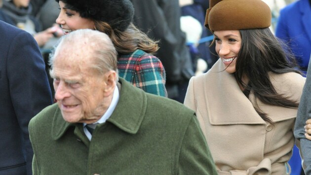 Prinz Philip mit den Ehefrauen seiner Enkelsöhne Herzogin Kate (link) und Herzogin Meghan auf dem Weg zum Weihnachtrsgottesdienst. (Bild: www.PPS.at)