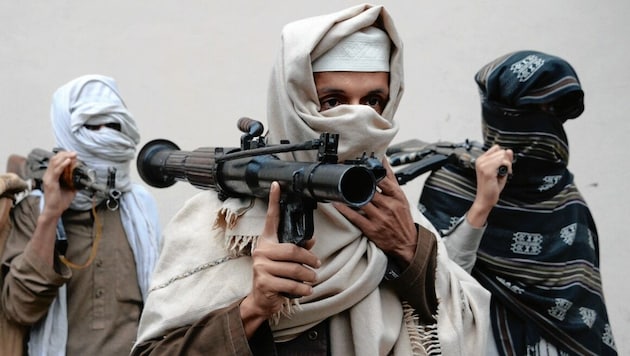 Der Verdächtige verbreitete seine Propaganda im Zeichen der Taliban (Symbolfoto) im Netz. Am Dienstag klickten in Wels die Handschellen. (Bild: AFP)