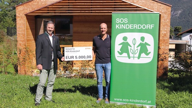 Stihl-Marketingleiter Wolfgang Simmer (li.) überreichte den Scheck an SOS-Kinderdorfleiter Jörg Schmidt in Imst. (Bild: STIHL Tirol)