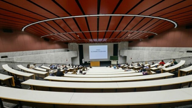 Statt 320 Studenten saßen am ersten Uni-Tag nur 50 Studis im größten Hörsaal an der Nawi. (Bild: Markus Tschepp)