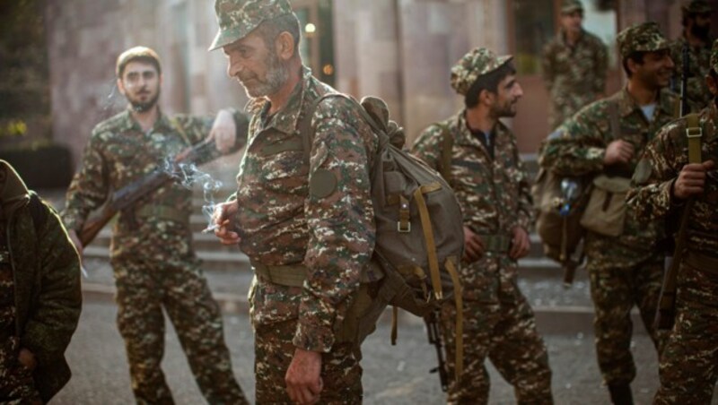 Armenier melden sich freiwillig für den Militäreinsatz in der umkämpften Region Berg-Karabach. (Bild: AP)