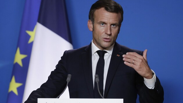 Der französische Präsident Emmanuel Macron wird in einer Fernsehansprache über die weiteren Maßnahmen zur Eindämmung der Pandemie informieren. (Bild: AP)