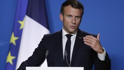 Der französische Präsident Emmanuel Macron wird in einer Fernsehansprache über die weiteren Maßnahmen zur Eindämmung der Pandemie informieren. (Bild: AP)
