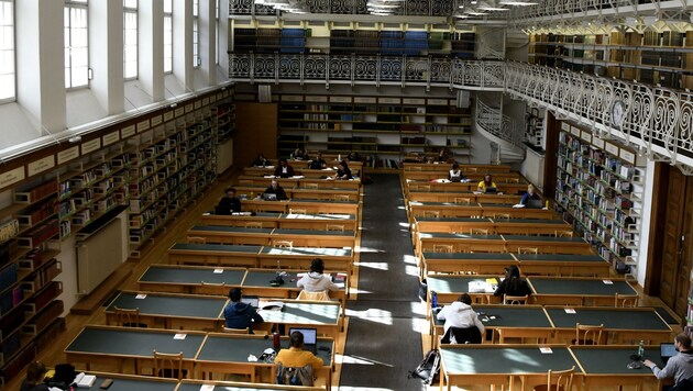Auch im historischen Lesesaal der Universitätsbibliothek müssen viele Plätze leer bleiben (Bild: Andreas Fischer)