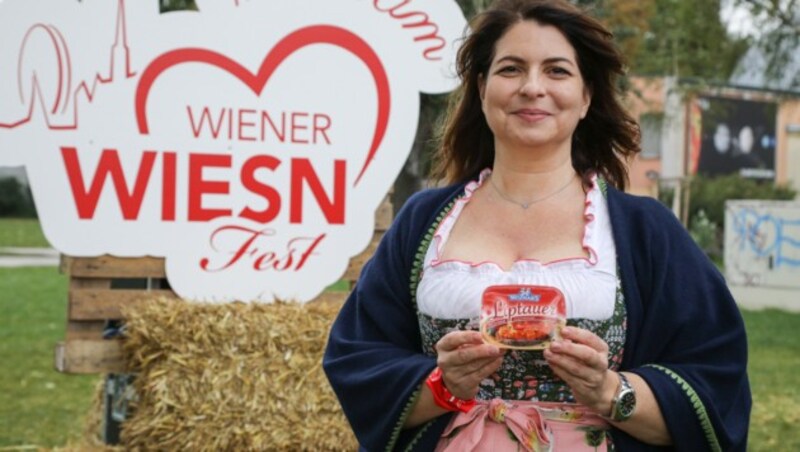 Was darf bei einer zünftigen Wiesn #dahoam Party auf keinen Fall fehlen? Natürlich das Wiesn Kistl und am besten holt man sich noch leckere Wojnar’s Aufstriche dazu. (Bild: Andreas Lepsi/LEPSIFOTO)