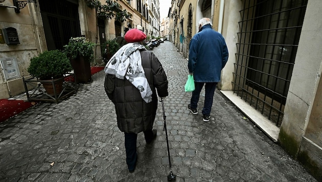 Zwei Pensionisten in der römischen Innenstadt. Künftig dürfen die beiden wieder stark frequentierte Bereiche betreten. (Bild: APA/AFP/Vincenzo PINTO)