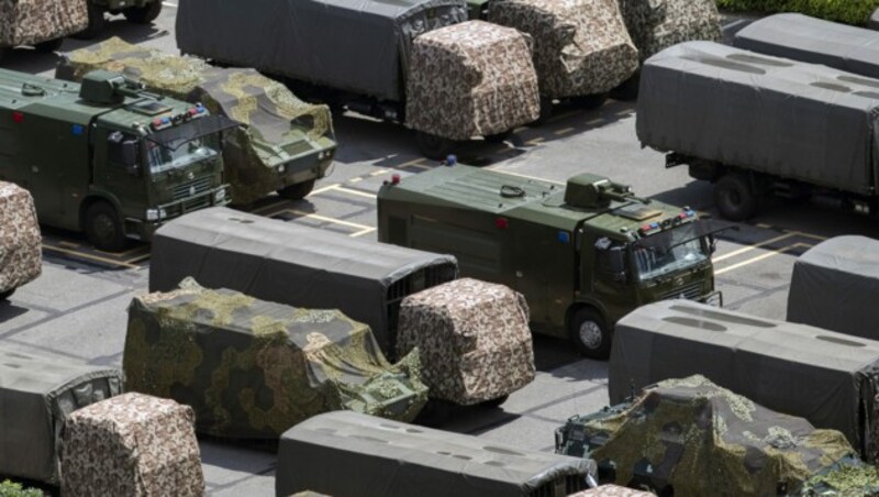 Chinesische Militärfahrzeuge in Shenzhen (Bild: AFP)