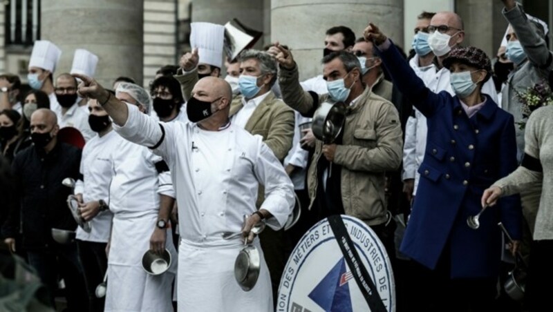 „Lärm machen, um nicht in Stille zu sterben“, so lautet das Motto der Köche. (Bild: APA/AFP/Philippe LOPEZ)