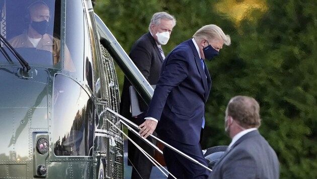 US-Präsident Donald Trump wurde per Hubschrauber in ein Militärspital geflogen. (Bild: AP)