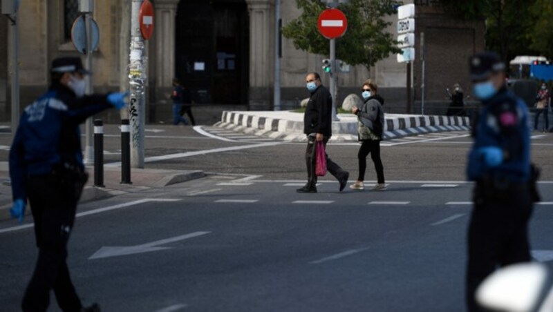 An Checkpoints kontrollieren Polizisten die Ein- und Ausreise nach Madrid. (Bild: AFP)