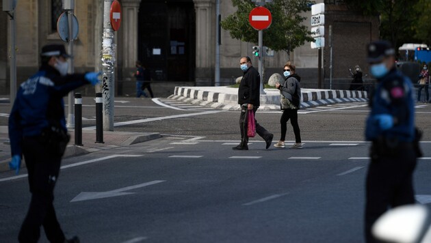 An Checkpoints kontrollieren Polizisten die Ein- und Ausreise nach Madrid. (Bild: AFP)
