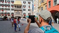 Touristen vor dem Goldenen Dachl in Innsbruck (Archivbild).