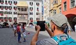 Vor dem Goldenen Dachl und in den Tiroler Bergen tummeln sich viele internationale Gäste. 