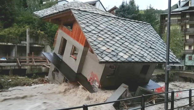 Dieses kleine Haus nahe Vercelli stürzte teilweise aufgrund der Überflutung ein. (Bild: AFP)