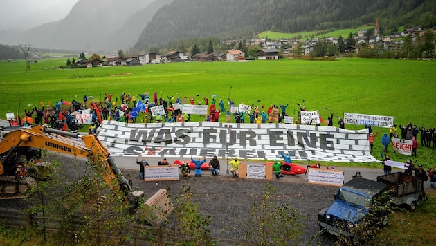 Mit Kajaks, Paddeln und Bannern signalisierten die Protestierenden ihren Unmut. (Bild: WWF Gerhard Egger)