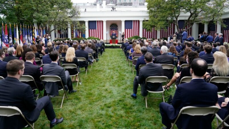 Das „Superspreader-Event" zu Ehren von Amy Coney Barrett im Rosengarten des Weißen Hauses (Bild: AP)