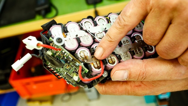 Interessant: Ein Modul besteht aus vielen kleinen Batterien. (Bild: Gerhard Schiel)