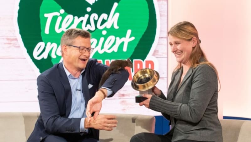 Tierisch engagiert: Fressnapf-Mitarbeiterin und Tierschützerin Karin Rossegger und ein Zögling der Eichhörnchennothilfe bekommen den Goldenen Fressnapf von Fressnapf-Geschäftsführer Hermann Aigner überreicht. (Bild: Anna Rauchenberger)