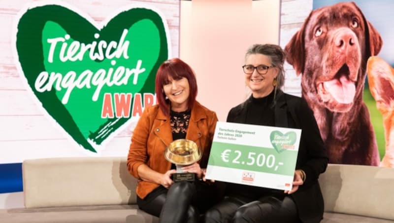 Aus ganz Österreich wurden viele interessante Tierschutz-Projekte ausgezeichnet. So auch das Ausbildungsprojekt vom Tierheim Hallein in Salzburg. Ursula Lochmann (re.), Tierschutzverein Hallein, und Veronika Pirnbacher, Die etwas andere Hundeschule, bilden Hundetrainerinnen aus, die Tierbesitzer mit ihren neuen Vierbeinern unterstützen. (Bild: Anna Rauchenberger)