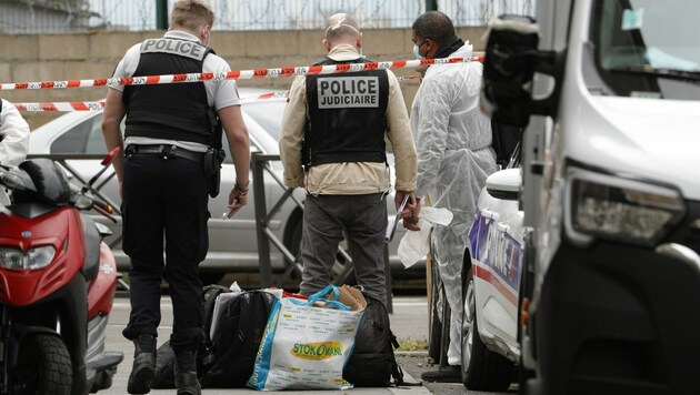 Forensische und gerichtliche französische Polizei ermitteln in dem beliebten Pariser Vorort Noisy-le-Sec vor dem Haus, in dem ein Erwachsener und vier Kinder tot aufgefunden wurden. (Bild: GEOFFROY VAN DER HASSELT/AFP)