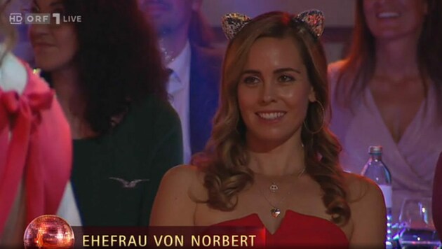Norbert Oberhausers Ehefrau Sarah drückte mit Katzenohren die Augen. (Bild: ORF)