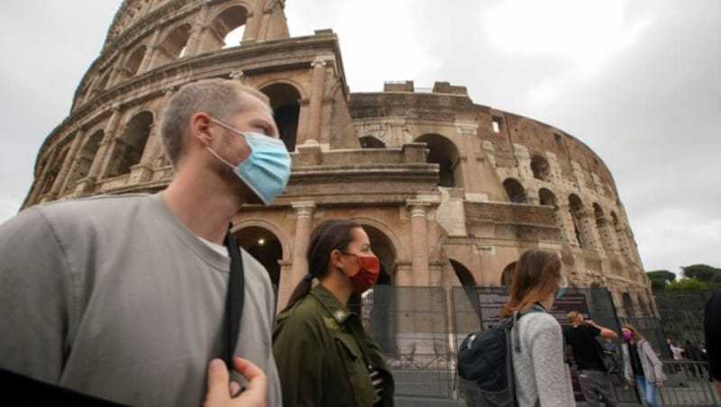 In Rom gilt bereits die Maskenpflicht im Freien. (Bild: AP)