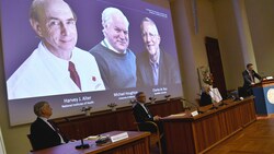 Die frischgebackenen Nobelpreisträger Harvey J. Alter (links), Michael Houghton und Charles M. Rice (rechts) (Bild: Claudio Bresciani/TT via AP)