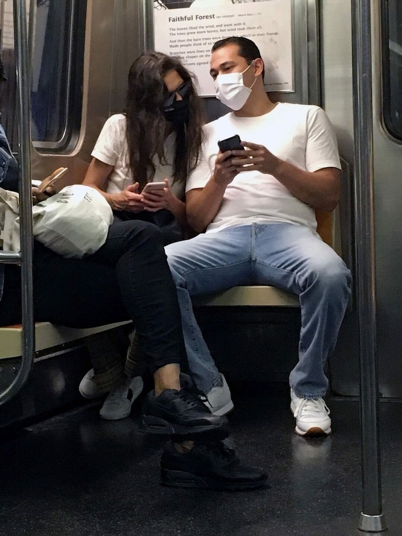 Katie Holmes und ihr Lover Emilio Vitolo Jr. in der New Yorker U-Bahn (Bild: www.photopress.at)