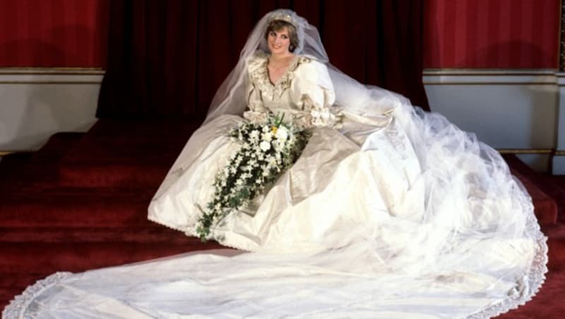 Prinzessin Diana im Brautkleid im Buckingham Palast (Bild: PA / picturedesk.com)