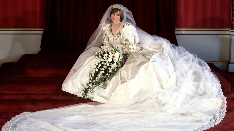 Prinzessin Diana im Brautkleid im Buckingham Palast (Bild: PA / picturedesk.com)