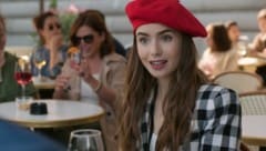 Lily Collins in „Emily in Paris“ (Bild: © 2020 Netflix, Inc.)