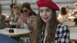 Lily Collins in „Emily in Paris“ (Bild: © 2020 Netflix, Inc.)