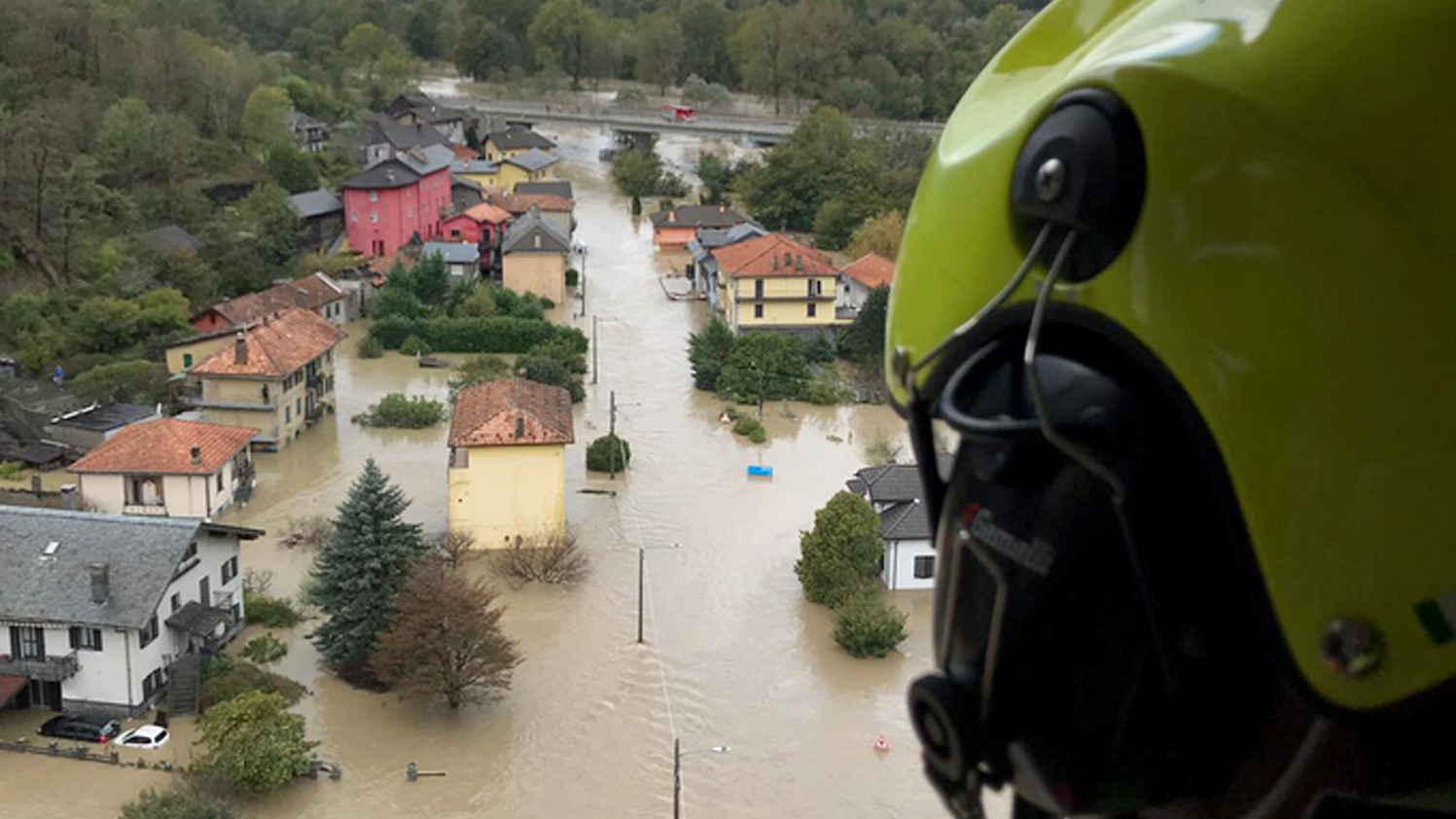 Ein italienischer Feuerwehrmann blickt auf eine verwüstete Ortschaft in der Region Piedmont. (Bild: Vigili del Fuoco)