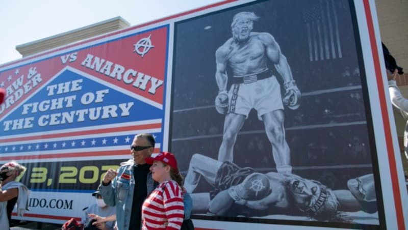 Mit diesem „Rocky“-Sujet wollen Anhänger Trumps zeigen, dass sie an einen durch die Erkrankung sogar gestärkten Präsidenten glauben. (Bild: APA/AFP/Kena Betancur)