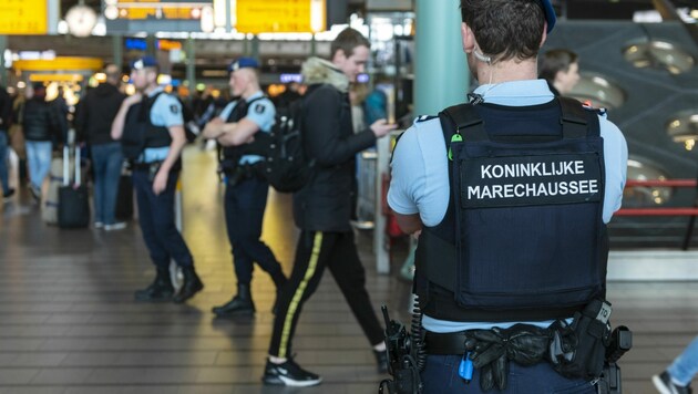 Militärpolizei am Flughafen Schiphol (Bild: AFP)