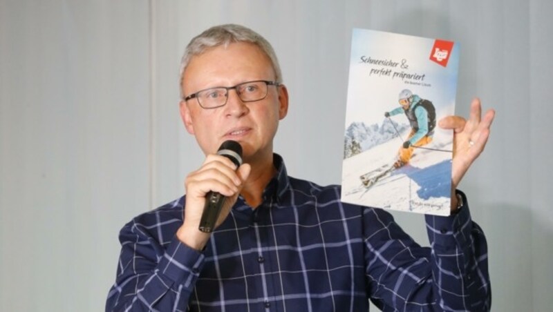 Thomas Lampe, Leiter Marketing der Axamer Lizum AG: „Der Antrag bedeutet nicht, dass wir die Bergbahn zusperren. Wir sind bereits mit 35.000 Foldern am Markt, haben 5000 Kunden in Deutschland angeschrieben.“ (Bild: Birbaumer Christof)