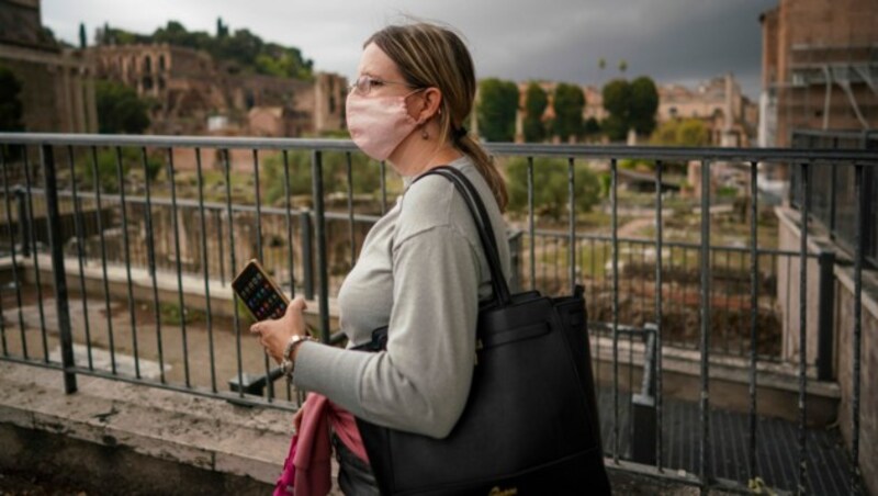 In Italien muss zukünftig keine Maske mehr im Freien getragen werden, wenn sich der Mindestabstand einhalten lässt. (Bild: AP)