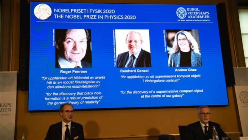 Die Physik-Nobelpreisträger 2020 v.l.n.r.: Roger Penrose, Reinhard Genzel und Andrea Ghez (Bild: AFP/TT News Agency/Fredrik Sandberg)