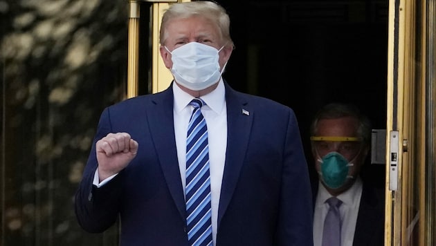 Donald Trump beim Verlassen des Walter-Reed-Krankenhauses (Bild: The Associated Press)