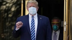 Donald Trump beim Verlassen des Walter-Reed-Krankenhauses (Bild: The Associated Press)